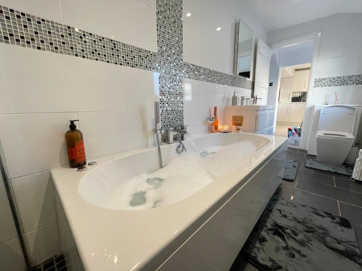 Tollgate House - Luxury Cozy Cottage - Huge Hot Tub - Alton Towers Чедл Экстерьер фото
