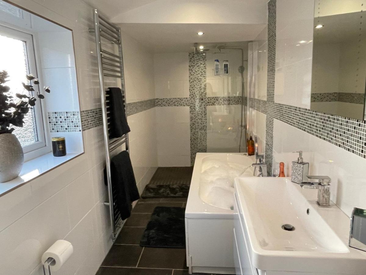 Tollgate House - Luxury Cozy Cottage - Huge Hot Tub - Alton Towers Чедл Экстерьер фото